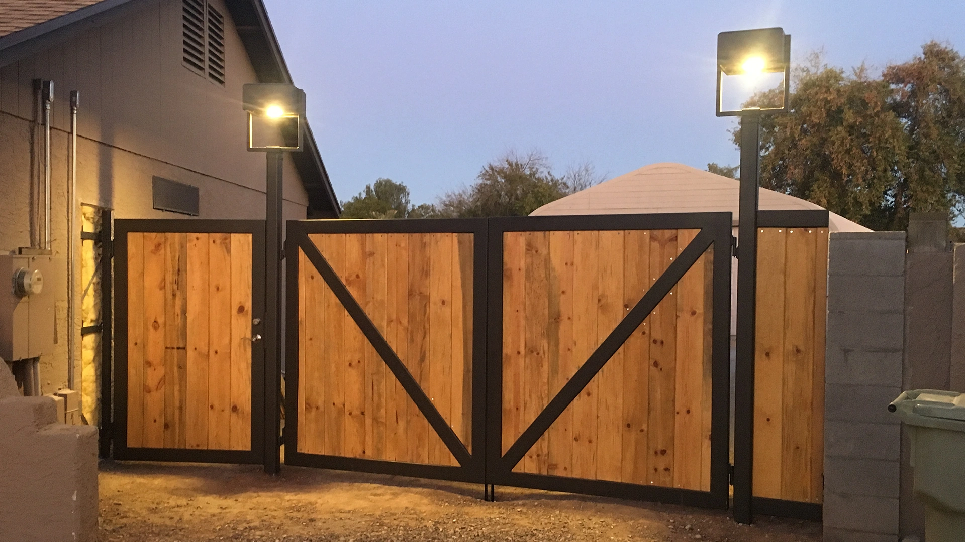 Custom Wood and Metal Gate for Residence (Residential Gate)